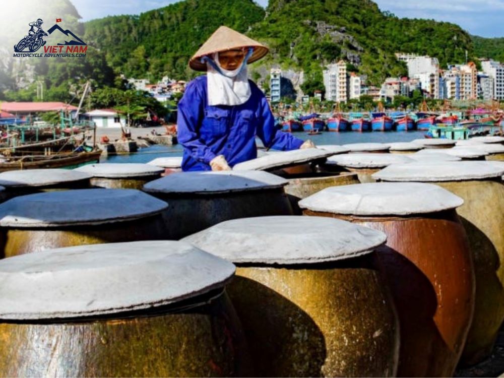 Tourists have the opportunity to explore traditional craft villages and interesting culture on the way through the pass